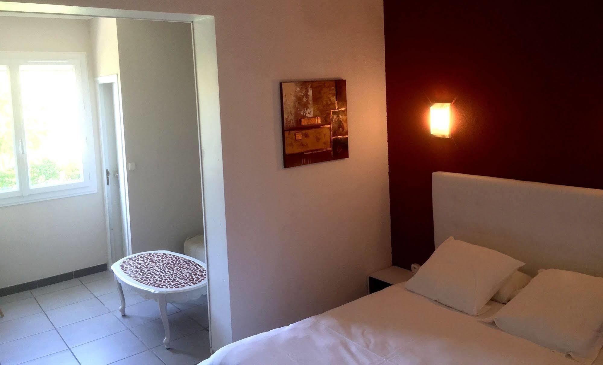 Logis Hotel Le Clement V Roquemaure  Luaran gambar